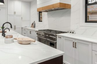 Каменная столешница для кухни: трендовые решения в дизайне интерьеров 2026 года 22 Каменная столешница для кухни: трендовые решения в дизайне интерьеров 2026 года